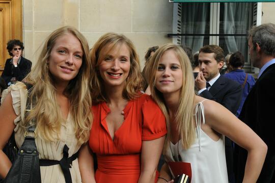 Laure, Charlotte et Margot Gallimard lors de l'inauguration de la rue Gaston Gallimard