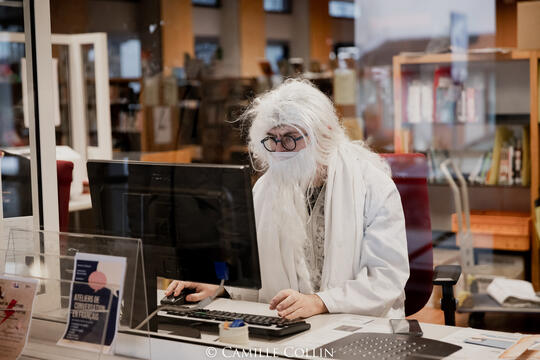 Bibliothécaire de la médiathèque de Drancy déguisé en professeur Dumbledore, à l'occasion d'un animation Harry Potter où bibliothécaires comme habitants se sont grandement impliqués dans le projet.