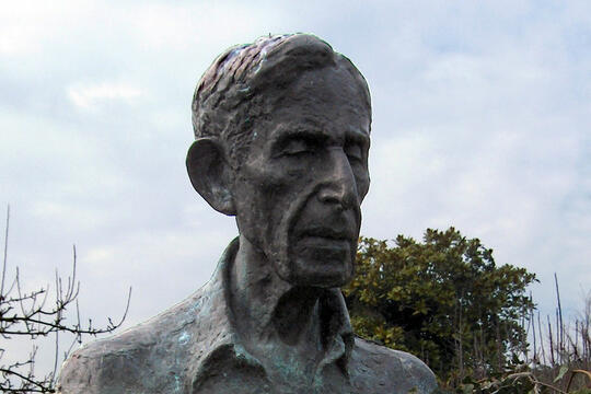 Buste de Leonard Woolf à Monk's House, par Charlotte Hewer