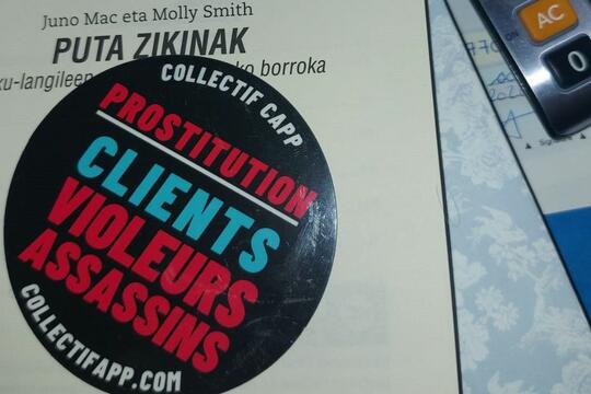 Chaque ouvrage de Puta Zikinak a été recouvert de ce sticker