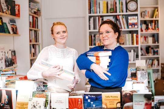 Juliette Debrix et Annabelle Chauvet, co-gérantes de la librairie Un livre et une tasse de thé à Paris (10ème).