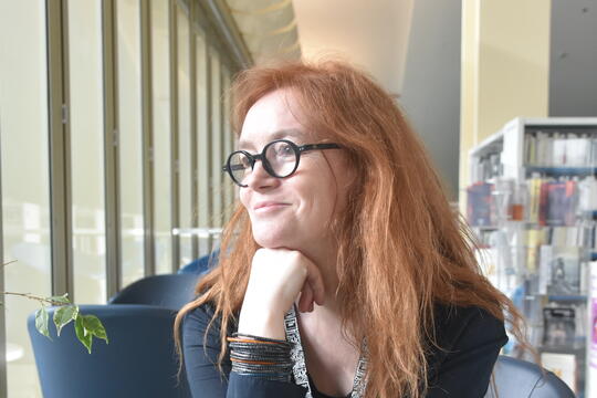 Sophie Bobet, directrice de la médiathèque de la Canopée la fontaine – Pôle sourd, à Paris.