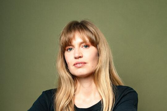 Portrait de Eléonore Dervieux, lauréate du prix Jean Anglade du premier roman 2024