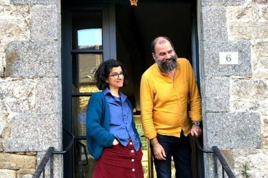 Les comédiens Olivia Le Divelec et Nicolas Rivals ouvrent en cette rentrée 2024 leur café-librairie Au Chien qui lit à Pleudihen-sur-Rance, dans l'agglomération de Dinan.