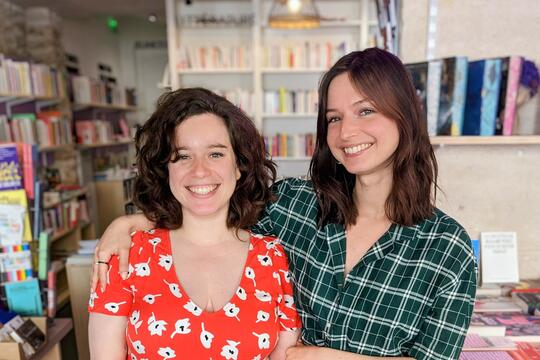 Margot Lapujade (à gauche) et Juliette Delain (à droite) posent dans la librairie Majo.