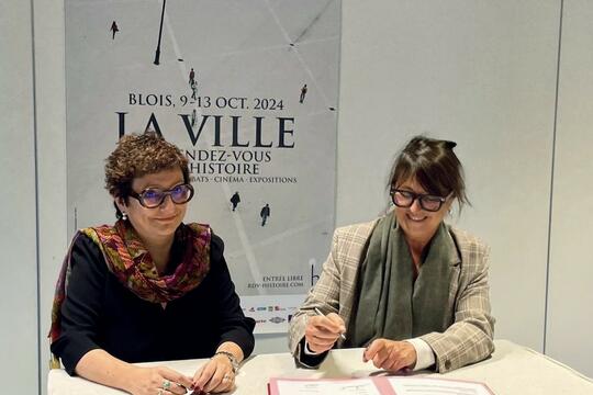 Joëlle Alazard et Régine Hatchondo officialisant le partenariat entre CNL et APHG