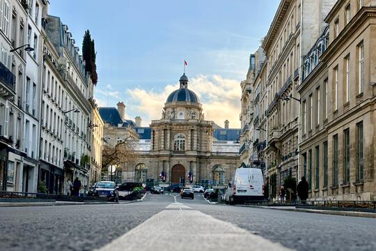 Sénat via rue de Seine