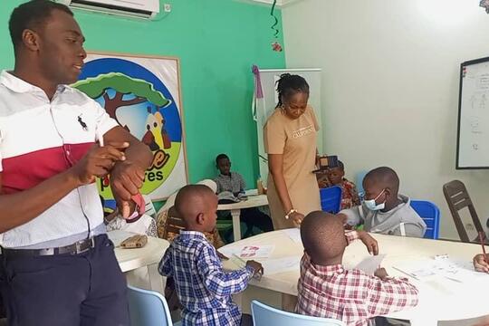 Atelier de dessin par l'auteur et éditeur togolais Paulin Assem durant la Caravane des livres en 2023
