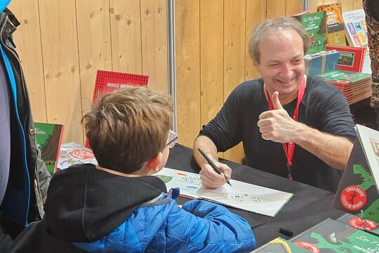 Émile Bravo en dédicace au stand Seuil Jeunesse
