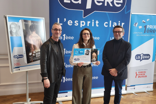 Laurent Dehaussay (animateur de La Première), Pauline Valade (lauréate) et Xavier Huberland (directeur général pôle médias de la RTBF)