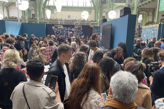 Le Pavillon du Maroc, invité d’honneur du Festival du Livre de Paris 2025, bondé pour la rencontre avec Leïla Slimani.