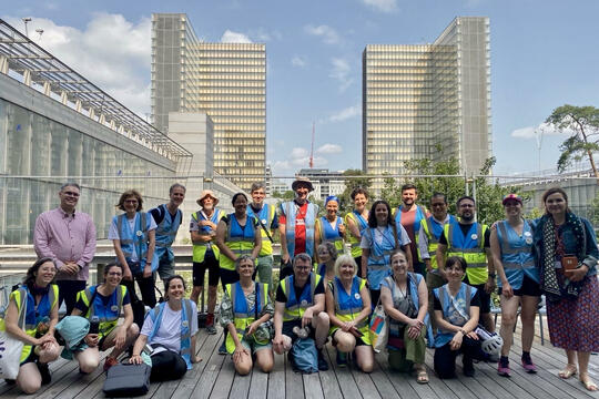 Les participants de Cyclo-biblio rassemblés devant la bibliothèque François-Mitterrand, à Paris, le 14 juin 2025
