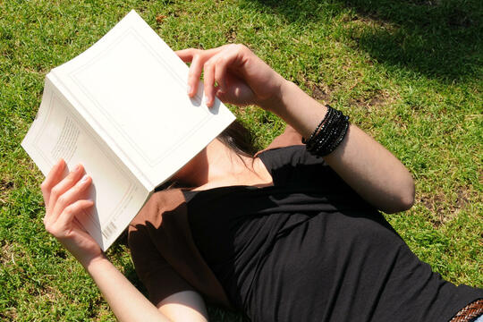 Une lectrice au jardin du Luxembourg