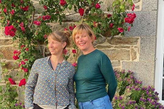 Camille Foucher et Manon Durieux, fondatrices de la librairie-Café La Renverse, à Saint-Suliac (Ille-et-Vilaine)
