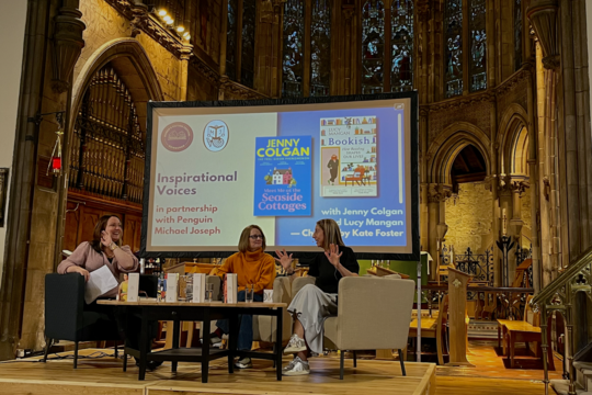 Lucy Mangan et Jenny Colgan lors de la conférence « Voix inspirantes » de l'Edinburgh Women's Fiction Festival