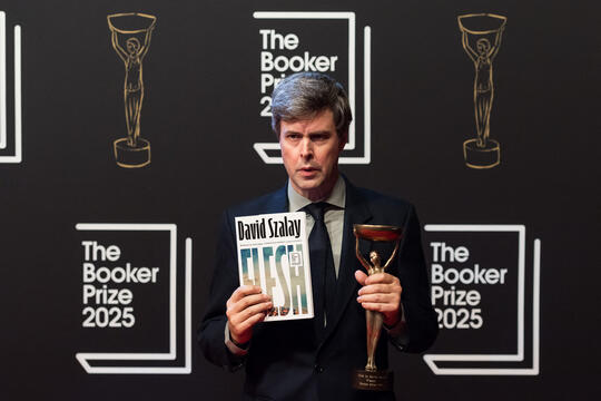 David Szalay récompensé du Booker Prize 2025 pour son roman Flesh