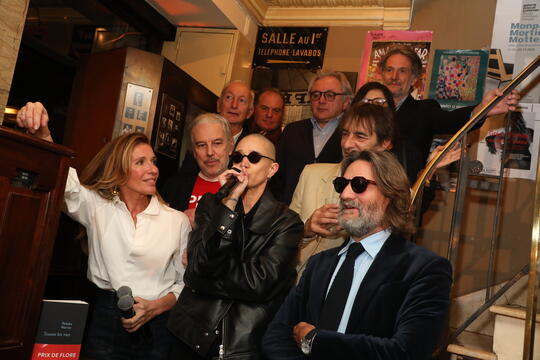 Rebeka Warrior entourée du jury du prix de Flore