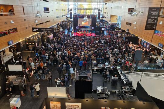 Le public nombreux devant la scène Shayol des Utopiales