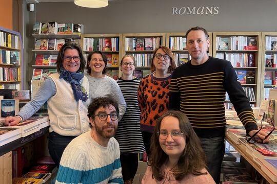 Equipe de la Librairie Le Chat Pitre : 1er plan, Jonathan, Clémence – second plan, Claire, Karine, Clémence, Cécile, Laurent