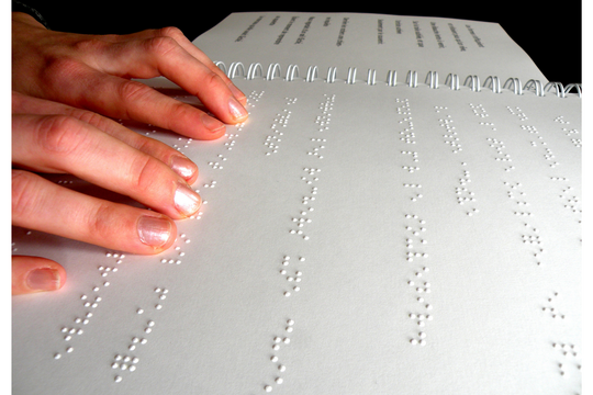 Personne lisant du braille