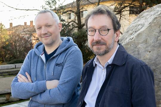 Jibé et Mathieu Diez devant le Gros Caillou de la Croix-Rousse à Lyon