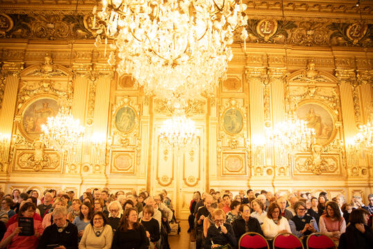 Le public sous les lustres du grand salon de l'hôtel de ville de Lyon
