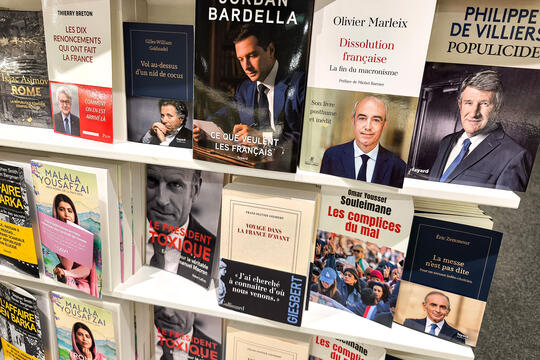 Le rayon politique d'une librairie en décembre 2025