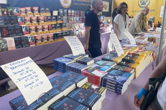 Le Salon du livre prolonge les tables rondes d'auteurs du festival Etonnants voyageurs.
