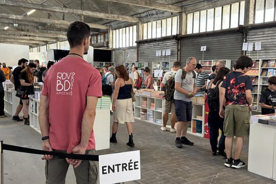 Un des trois stands de la librairie Bulle en stock