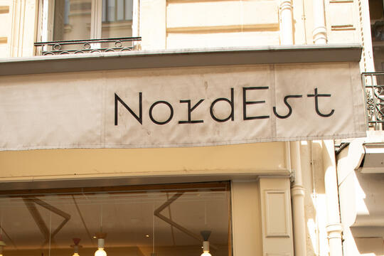 Façade de la librairie Nordest, à Paris