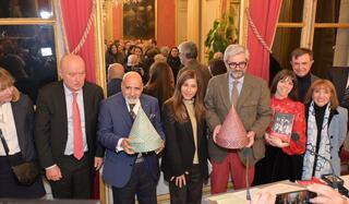 Les lauréats du prix « I Scemi Astutti – Entre Deux Rives » 2025 entourés des membres du jury