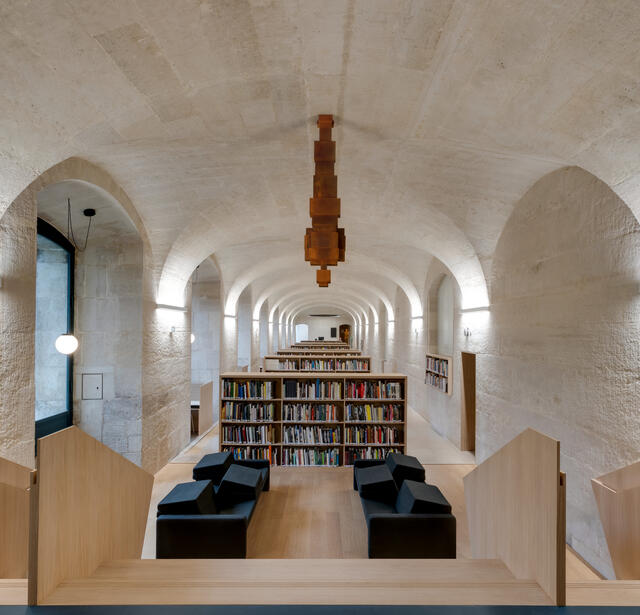 Une des sculptures d'Antony Gormley dans la bibliothèque réaménagée de l'Ecole du Louvre.