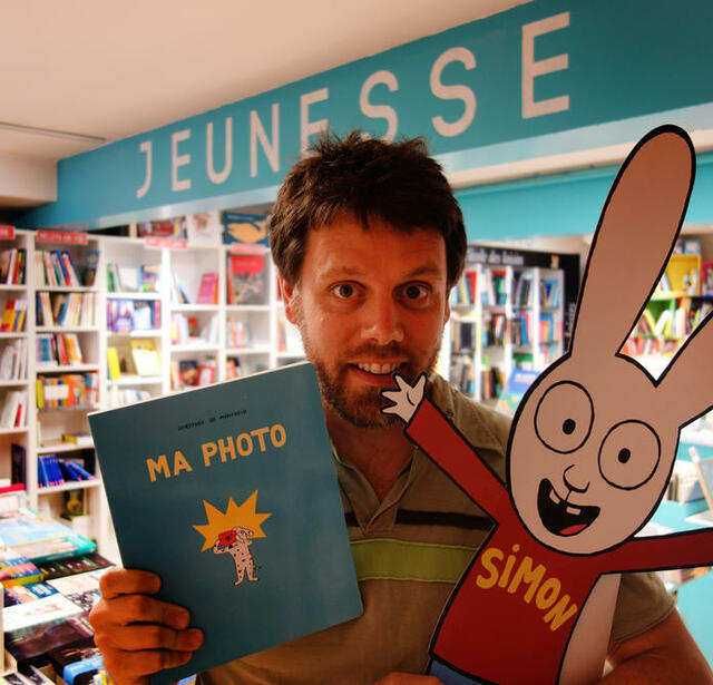 Simon Roguet, gérant de la librairie M'Lire à Laval, membre du réseau de librairies jeunesse Sorcières.