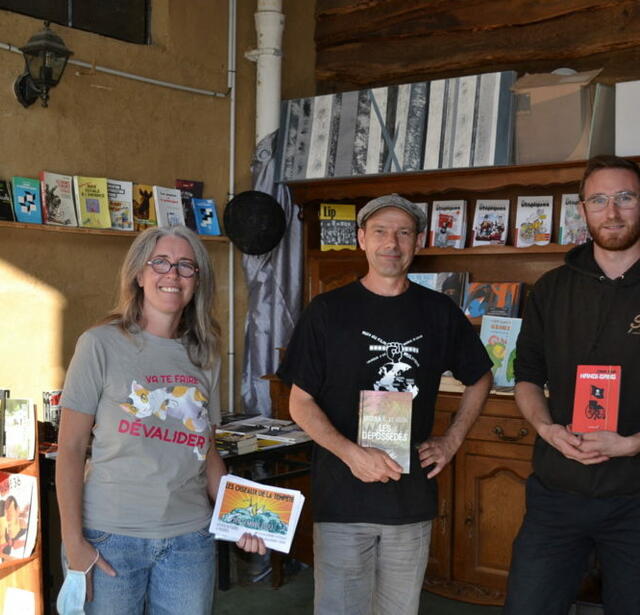Julie, Gwen et Alexis, membres des Oiseaux, présentent la librairie associative.