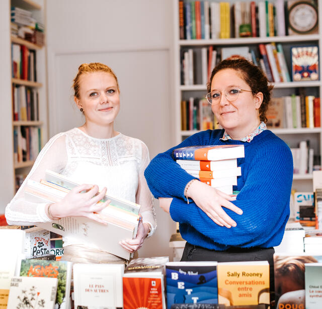 Juliette Debrix et Annabelle Chauvet, co-gérantes de la librairie Un livre et une tasse de thé à Paris (10ème).