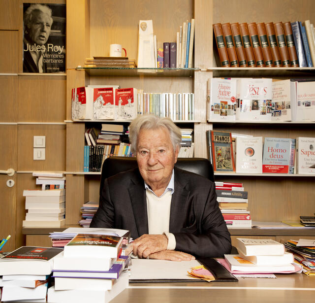 Francis Esménard à son bureau chez Albin Michel 