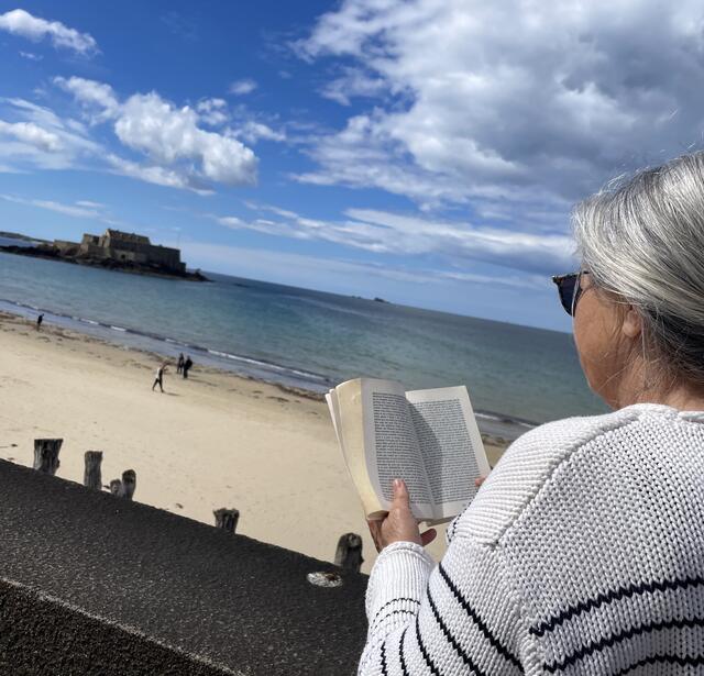 Lectrice à st malo, pendant le festival Etonnants Voyageurs 2024