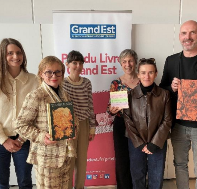 Les membres du jury avec les ouvrages lauréats.
