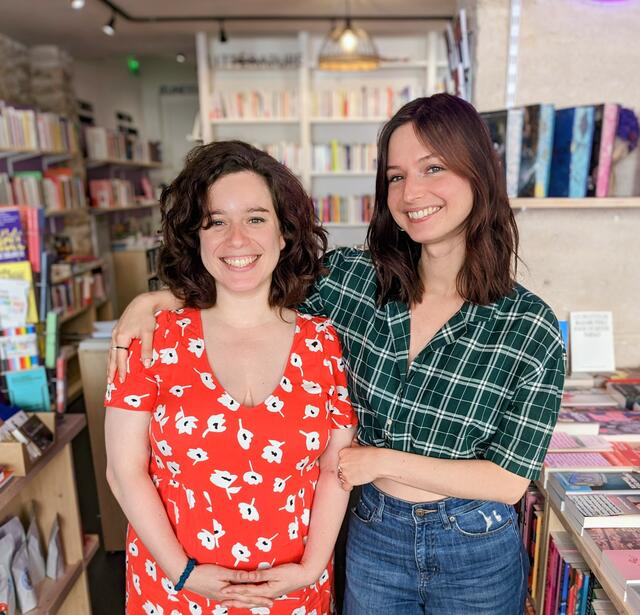 Margot Lapujade (à gauche) et Juliette Delain (à droite) posent dans la librairie Majo.