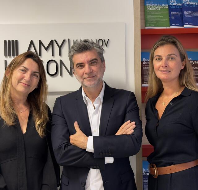 (de g. à d.) Palmira Andrade, Directrice Générale de Lamy Liaisons, Guillaume Deroubaix Président de Lamy Liaisons, et Ondine Delaunay, rédactrice en chef de la LJA, de NextStep et de Droit & Patrimoine