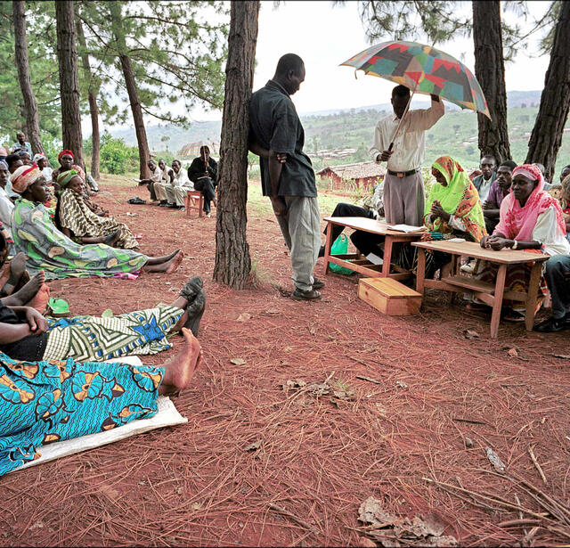 Audience du tribunal gacaca à Rukira au Rwanda en 2003