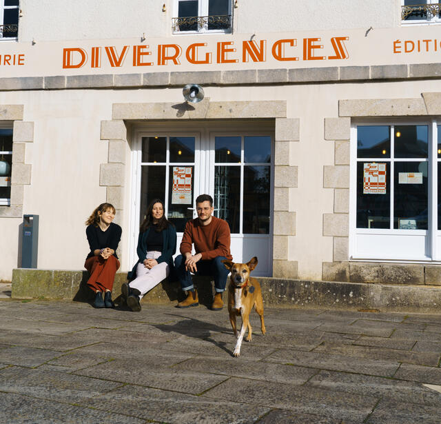 Audrey Pineau Zoé Serafinowicz et Johan Badour devant la Librairie Divergences