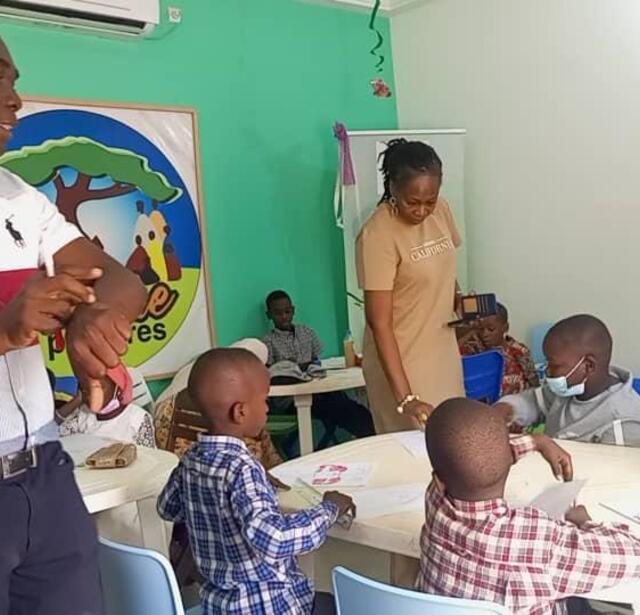 Atelier de dessin par l'auteur et éditeur togolais Paulin Assem durant la Caravane des livres en 2023