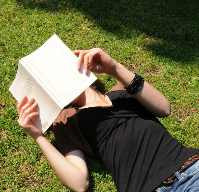 Une lectrice au jardin du Luxembourg