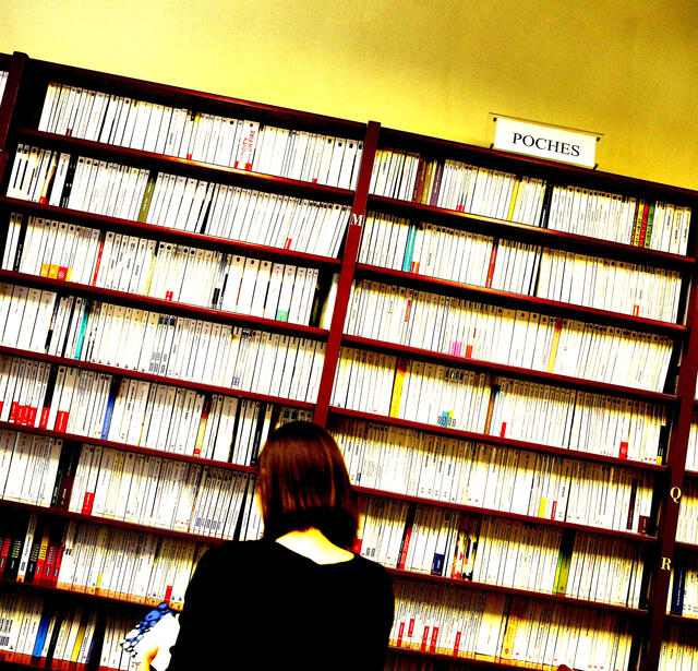 Le rayon poche à la librairie L'Écume des pages, à Paris VIe