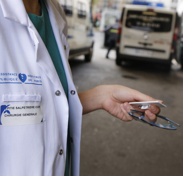 Une infirmière devant les urgences