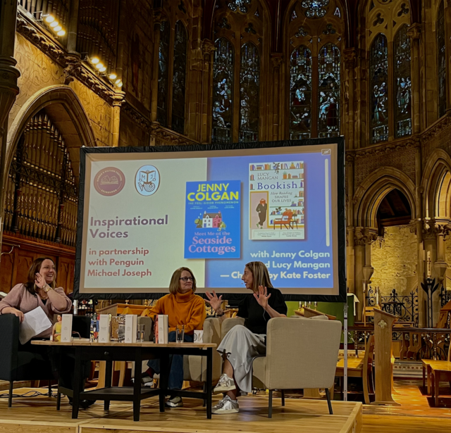 Lucy Mangan et Jenny Colgan lors de la conférence « Voix inspirantes » de l'Edinburgh Women's Fiction Festival