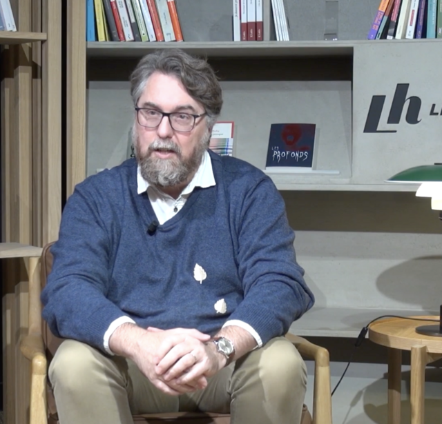 David Meulemans, fondateur des éditions Aux Forges de Vulcain, dans le studio de Livres Hebdo