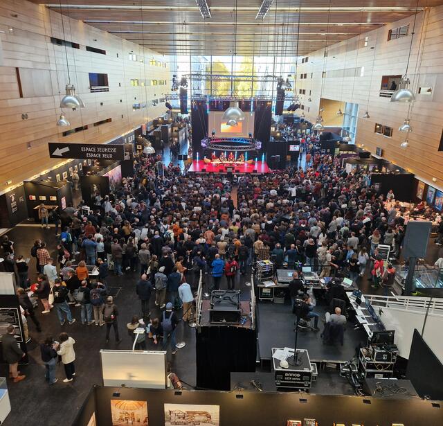 Le public nombreux devant la scène Shayol des Utopiales