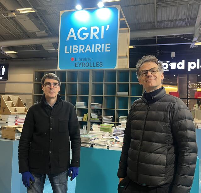 Emmanuel Konstantin et François Pelle, du groupe Eyrolles, le 20 février 2026 lors du montage de la librairie au Salon international de l'agriculture